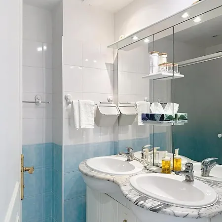 3p Terrace, With Air Conditioning And Center Within Walking Distance شقة أنتيب